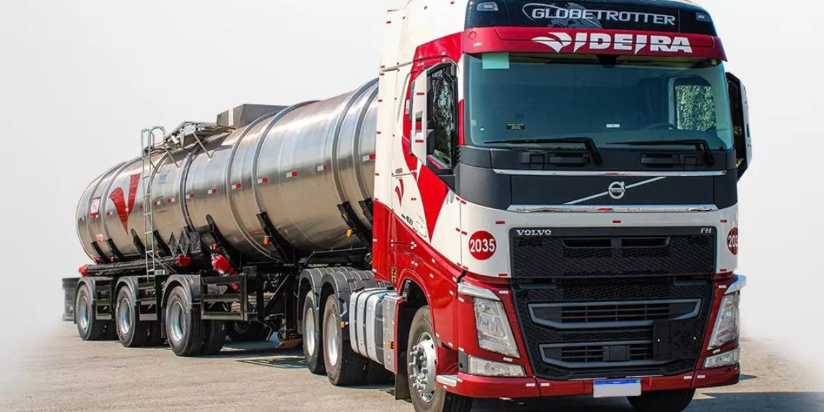 A foto mostra uma carreta da Videira Transportes